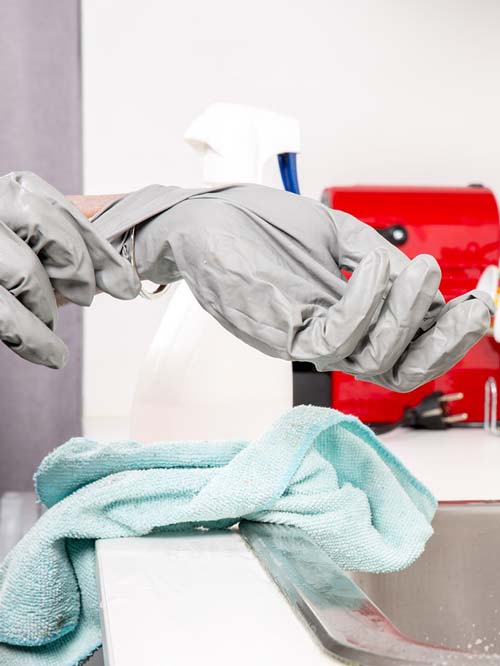 putzfrau-reinigungskraft-jobangebot-sichere-arbeit-ueber-tarif-bezahlt